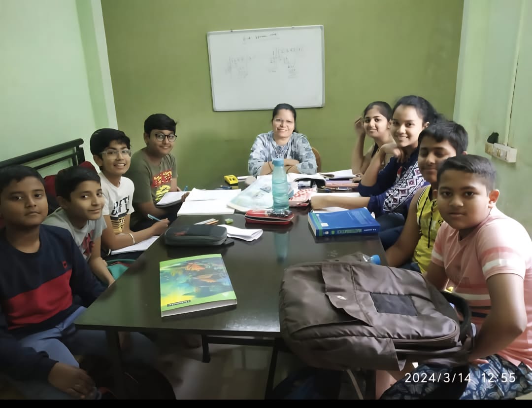 Poonam Agarwal teaching a live class at Learning Point