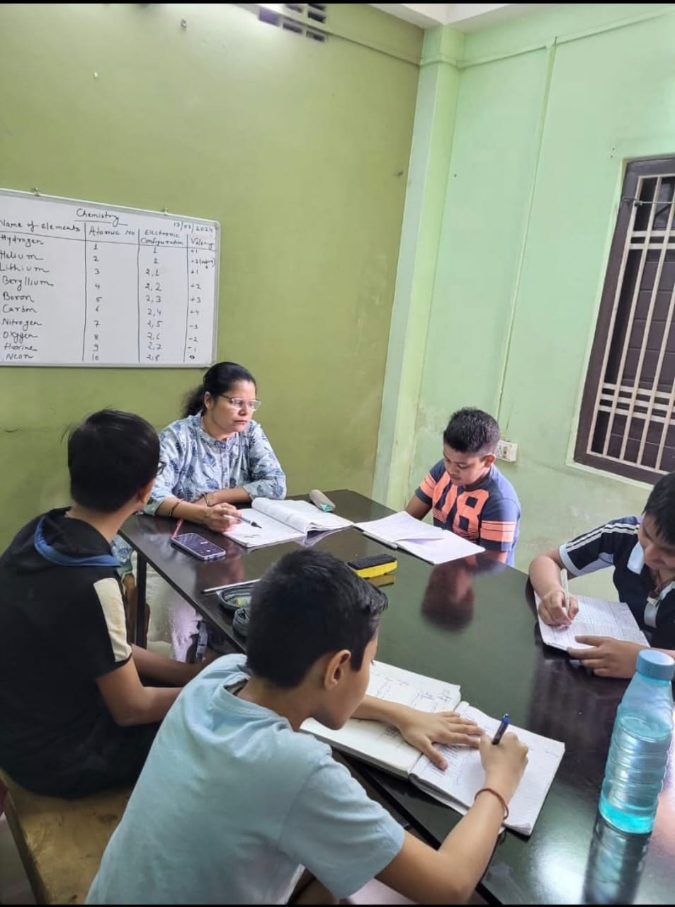 Poonam Agarwal teaching chemistry to students at Learning Point
